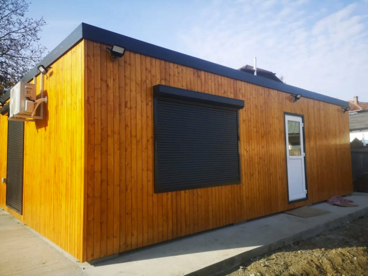 casa din containere usa alba