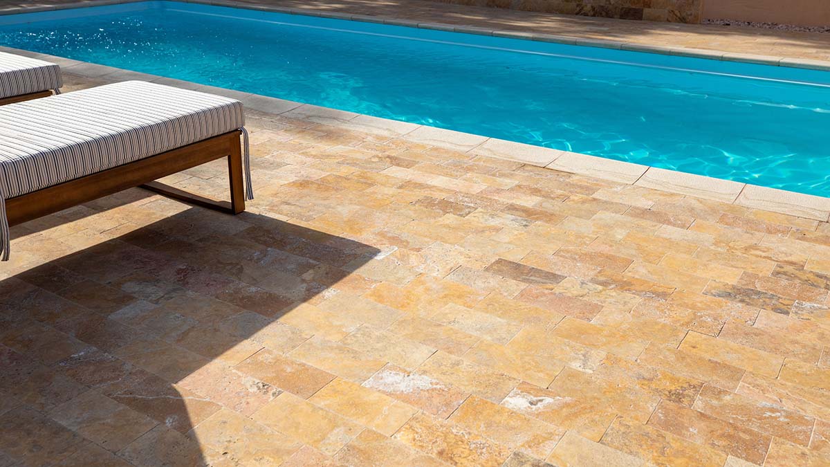 De la gradina la piscina: idei de amenajare cu travertin pentru spatii exterioare elegante