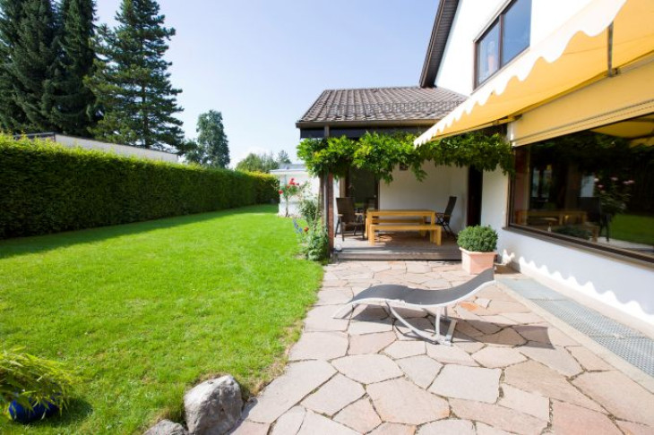 gazon casa curte sezlong vara gazon casa curte sezlong vara curte interioara