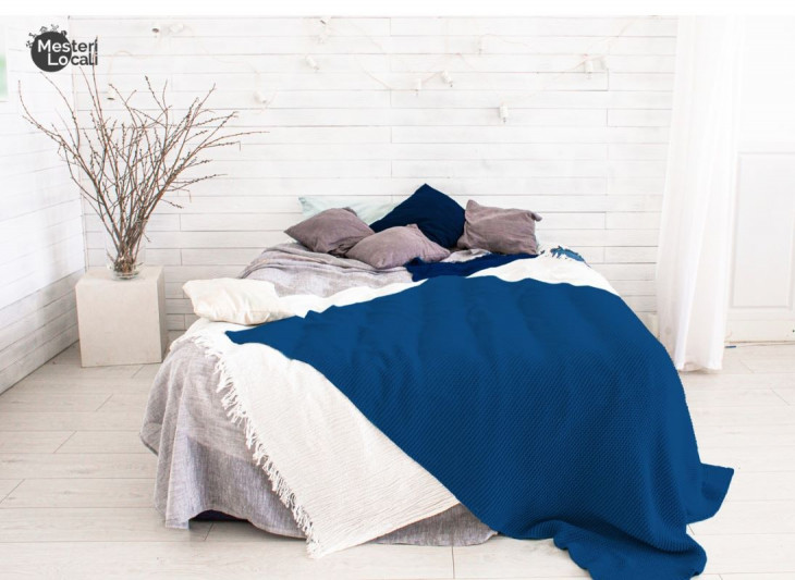 dormitor alb patura albastra