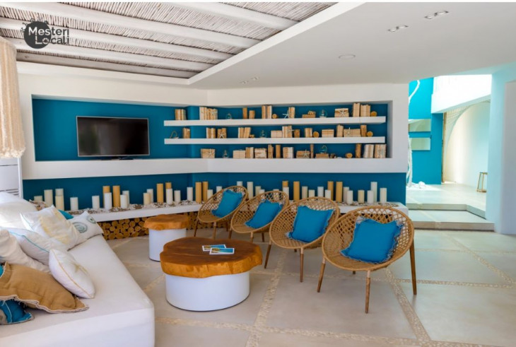 living casa grecia scaune lemn masa lemn perne albastre perete albastru rafturi albe living casa grecia scaune lemn masa lemn perne albastre perete albastru rafturi albe