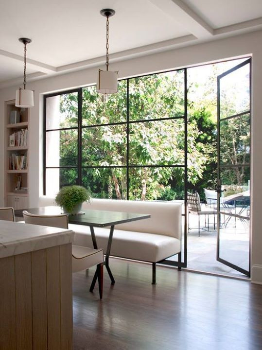 canapea alba bucatarie usa geamuri negre canapea alba bucatarie usa geamuri negre