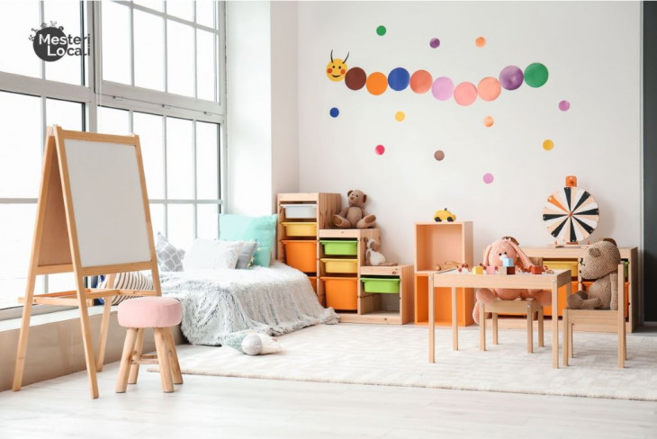 spatiu de joaca montessori dulap jucarii tabla desenat masuta jucarii