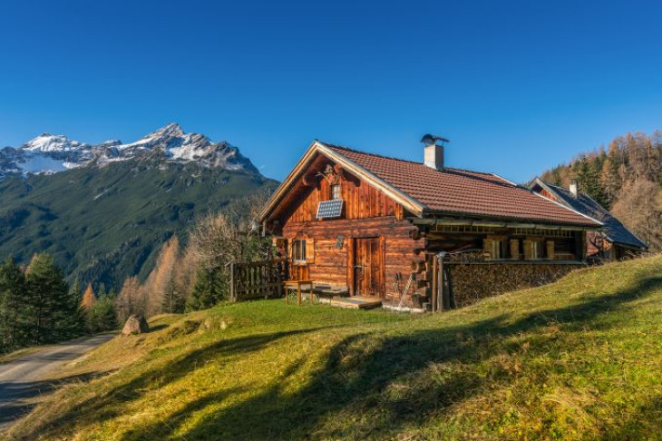 casa din lemn cabana munte peisaj montan