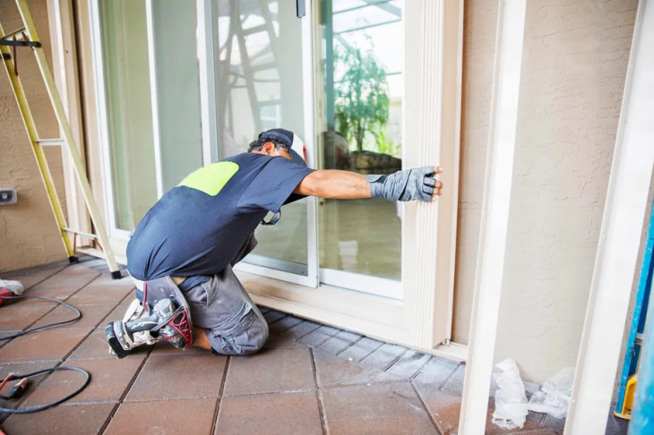 montato de usi de exterior din termopan