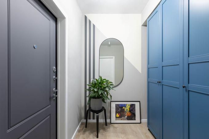 dressing hol ingust apartament usi albastre dressing hol albastru usi lemn masiv stil clasic