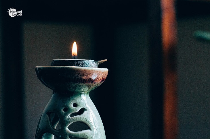 lumanare meditatie aprinsa lumanare meditatie aprinsa suport gri