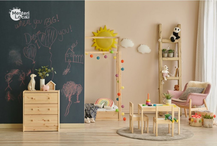 spatiu de joaca montessori table desen perete tabla neagra desen masuta joaca