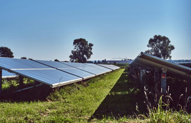 panouri parc solar fotovoltaic pamant panouri parc solar fotovoltaic pamant iarba