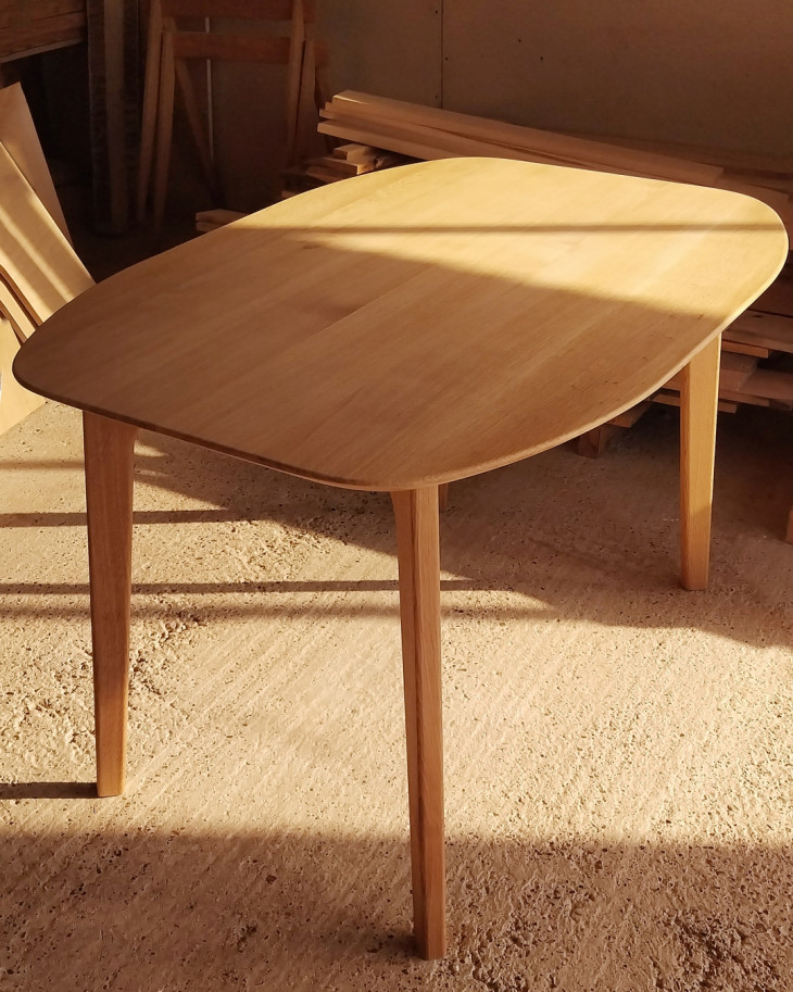 Masa din lemn de stejar cu finisaj natur