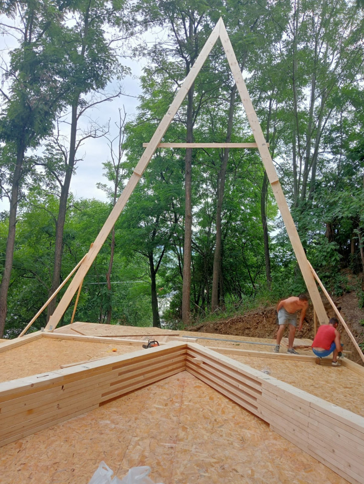 Construcție casa A Frame