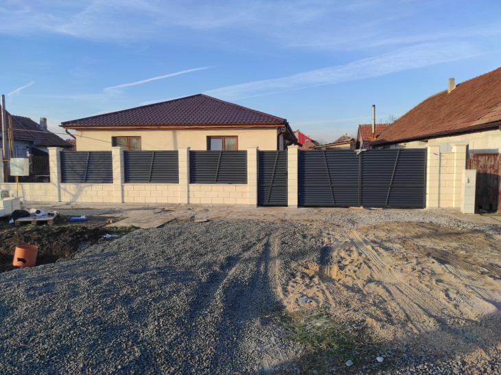 Casă și gard făcute de noi de la 0