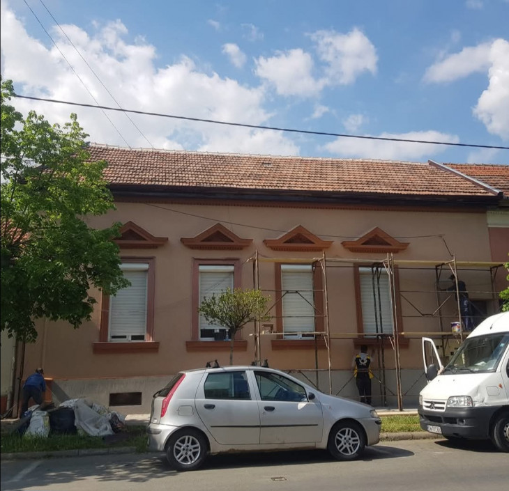 Acoperiș vechi reînnoit cu țigla veche și fațadă refacută