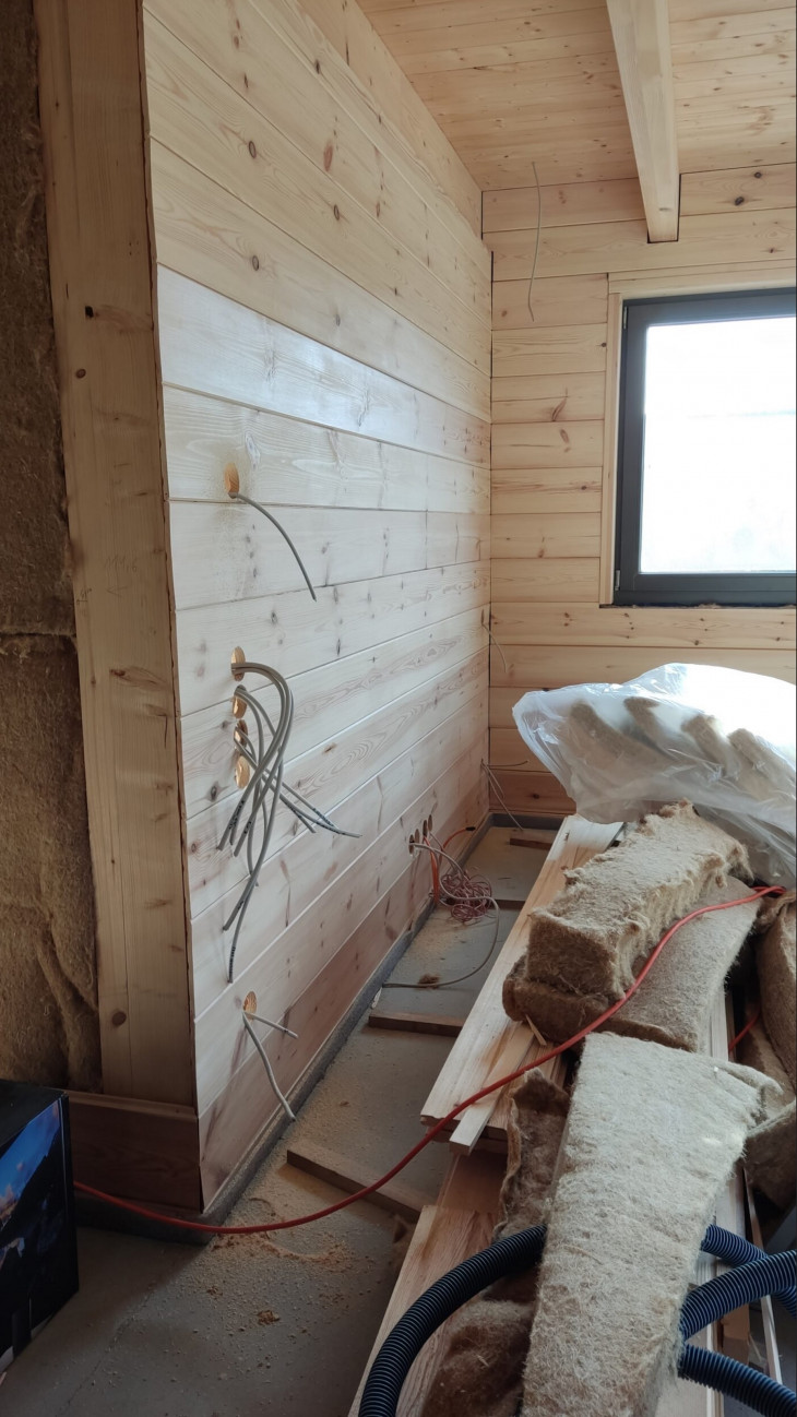 Instalatie electrica casa lemn cu finisaj natur