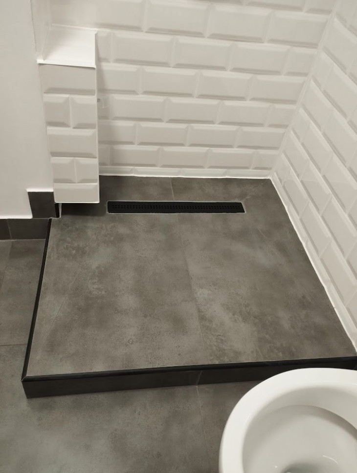 🚿 Renovare Baie cu Cabină Walk-In și Rigolă Liniară – Bucur