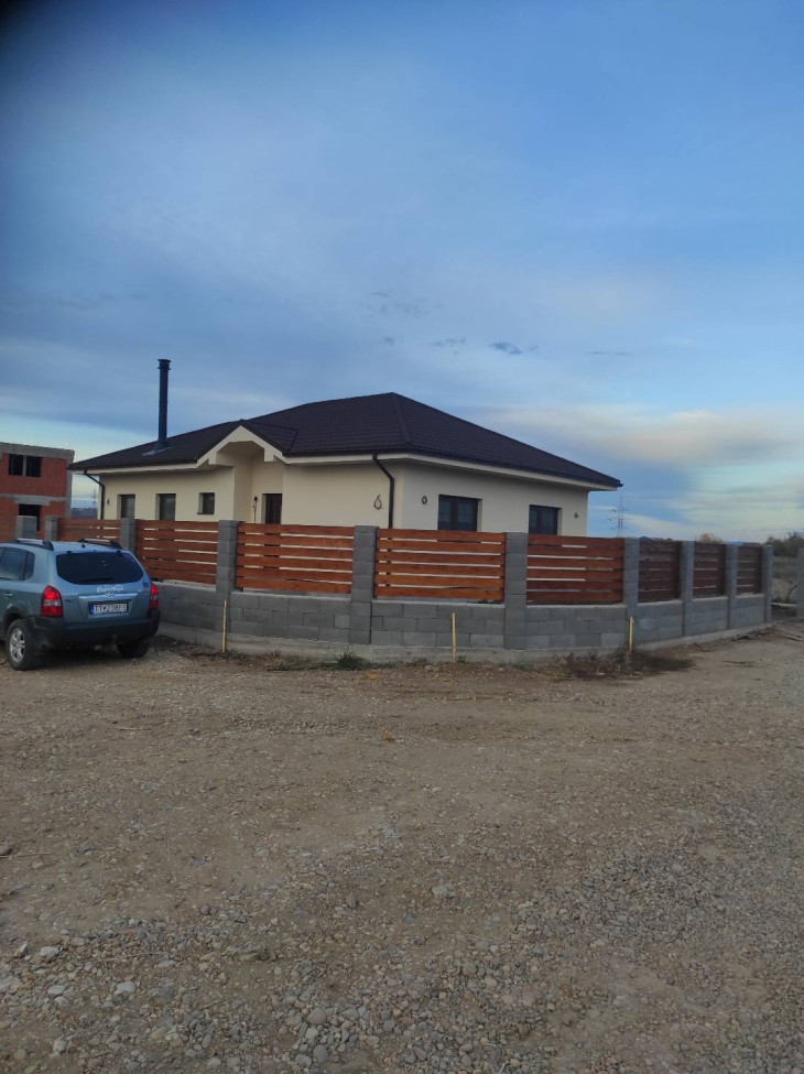 Construcție gard din beton și Lemn Masiv + Poarta pietonala