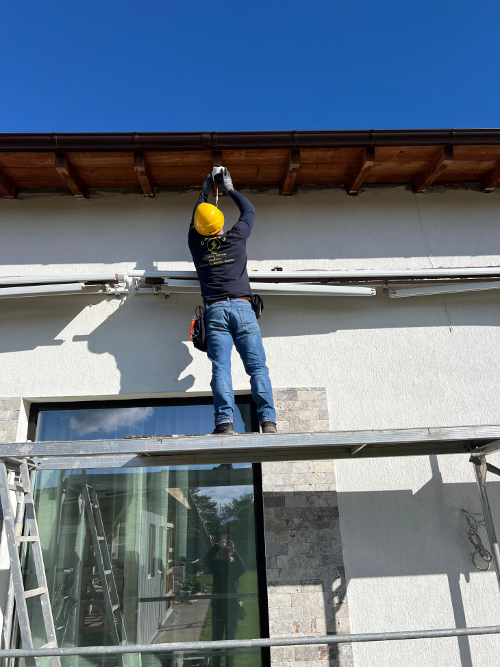 Instalare corpuri de iluminat in afara casei