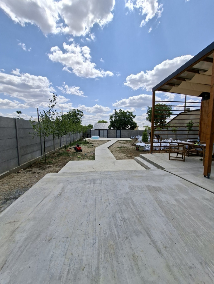Turnare beton curte