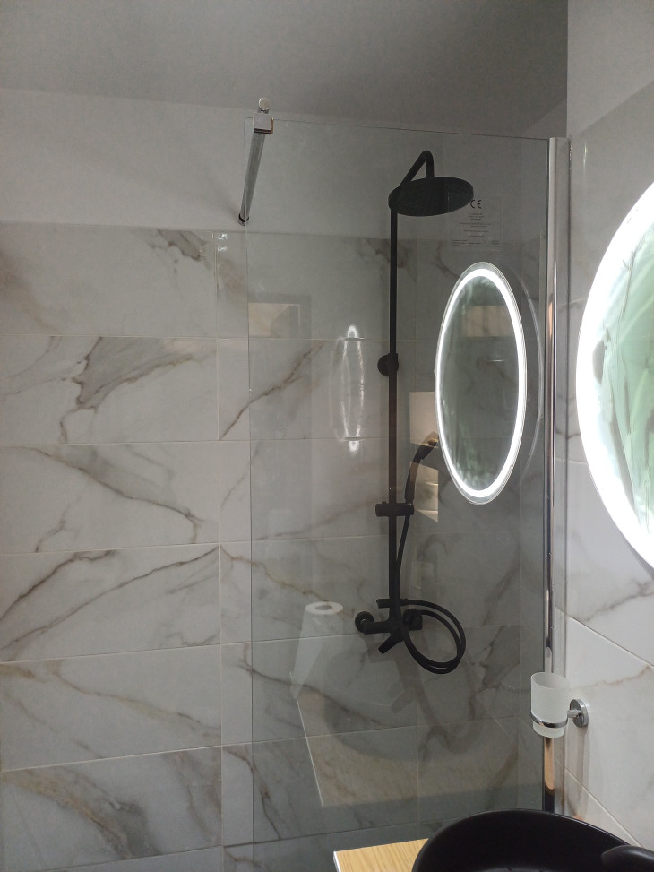Renovare baie cu dus walk-in
