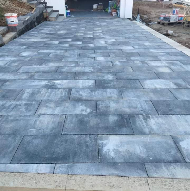 Renovare curți cu pavele și garduri