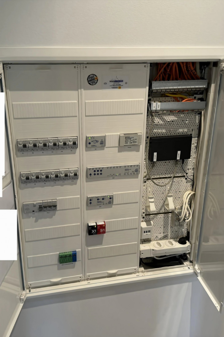 Smart home tablou montaj