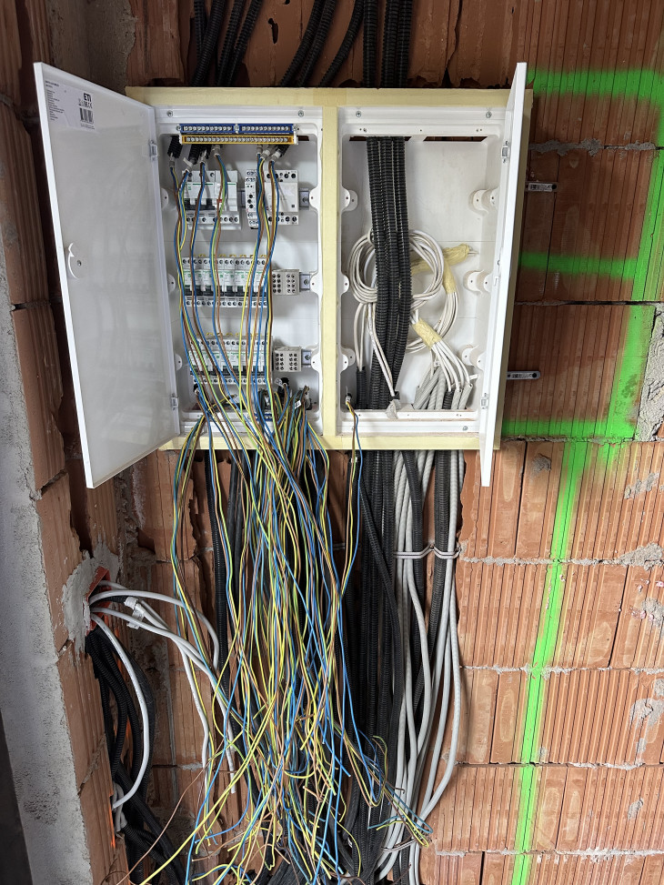 Instalație electrică completă pentru casă la roșu